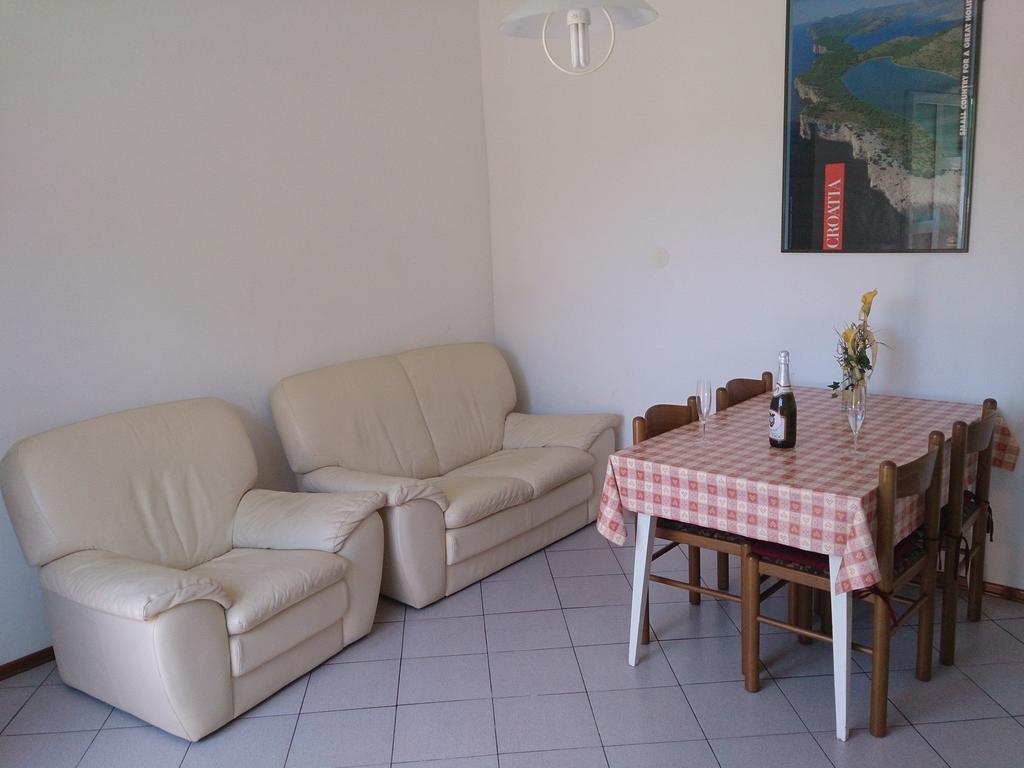 Apartments Valentino Supetarska Draga Phòng bức ảnh