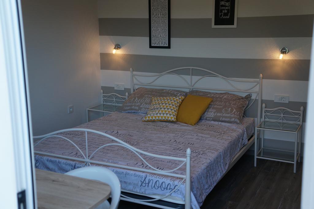 Apartments Valentino Supetarska Draga Ngoại thất bức ảnh